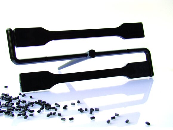 Schwarze Prüfstäbe mit schwarzen Granulat für die Kunststoffprüfung.