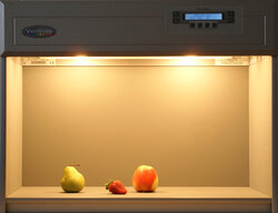 Obst in einer Farbabmusterungskabine unter natürlichem Licht