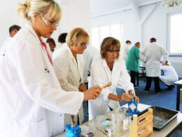 Chemielehrerinnen bei chemischen Versuchen
