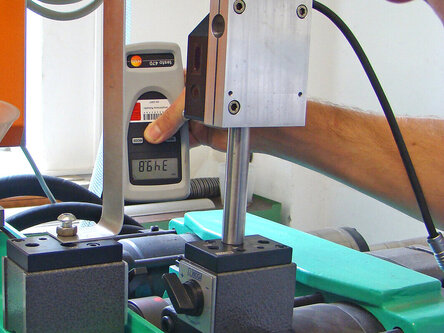 Kalibrierung der Schneckendrehzahl an eine Spritzgießmaschine mittels Handtachometer