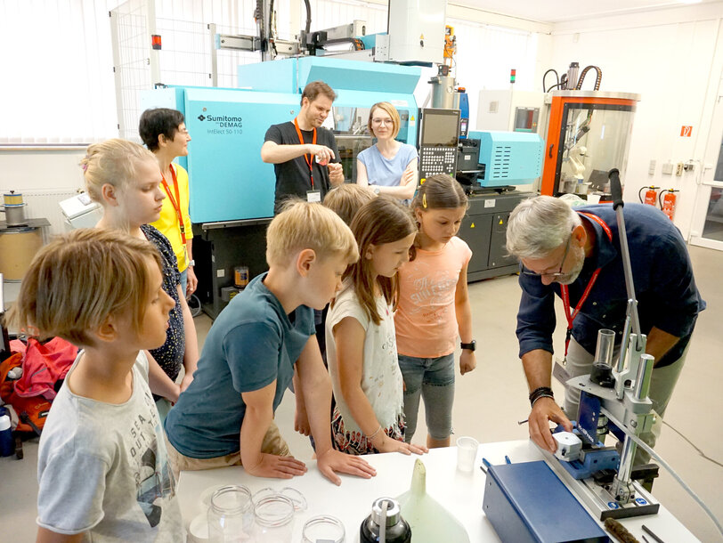 Schulklassen beim RecyclingDay am Kunststoff-Zentrum in Leipzig