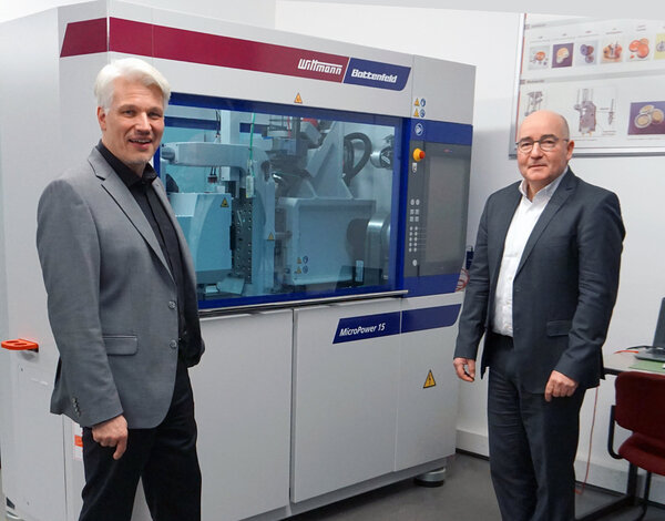 Neue Leihmaschine der Firma Wittmann-Battenfeld für das Mikrospritzgießen im KUZ 