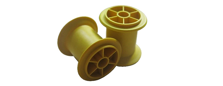 Spritzgegossene Garnspulen (gelb eingefärbt) aus PLA_6202/GN_40 (60/40 w/w) 