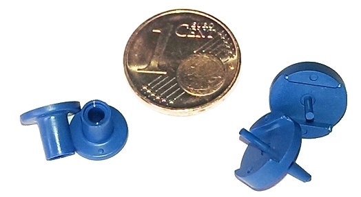 Mikroteile aus PEEK zum Bördeln (links) und Nieten (rechts)