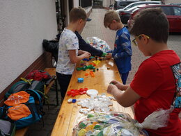 Kinder beim Recycling Day im KUZ beim sortieren von PET-Deckeln