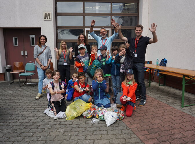 Kinder im KUZ beim Recycling Day mit MitarbeiterInnen - Abschlussbild